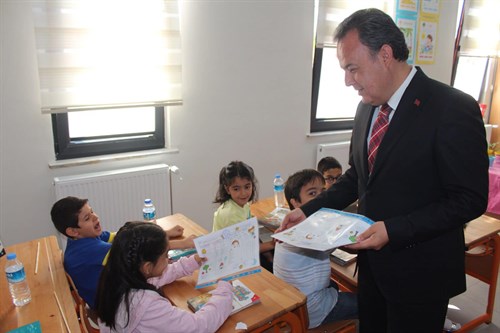 Kaymakamımız Sayın Bülent Karacan, Çocuklarımıza Karnelerini Dağıttı.