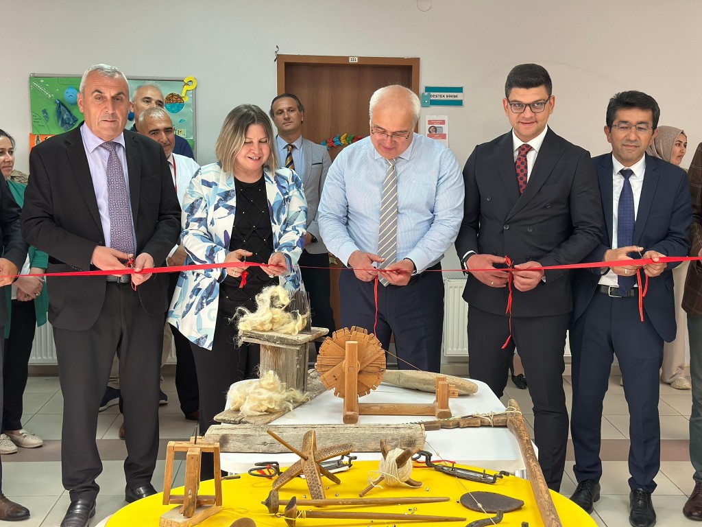 Kaymakamımız Sayın Sedat Sırrı Arısoy, “Kapı Süsleri” İsimli Sergi Açılışını Yaptı