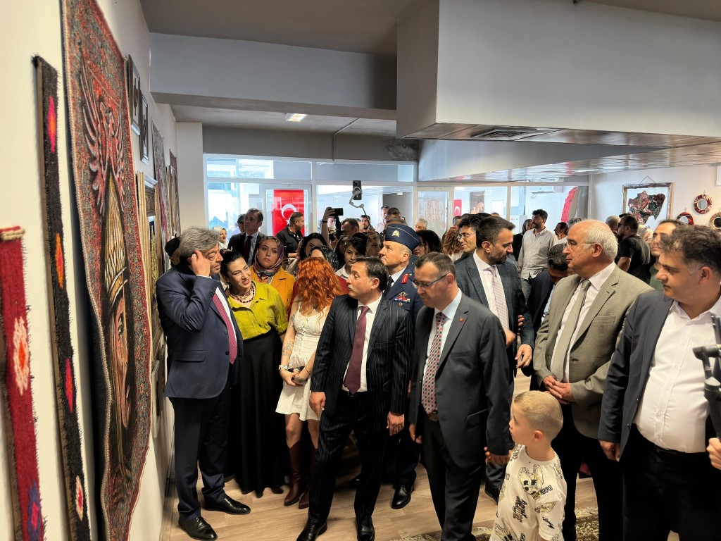 Kaymakamımız Sayın Sedat Sırrı Arısoy, "Nefes'ten Hanımeli'ne Emeğin Yolculuğu" Sergisi Açılış Törenine Katıldı